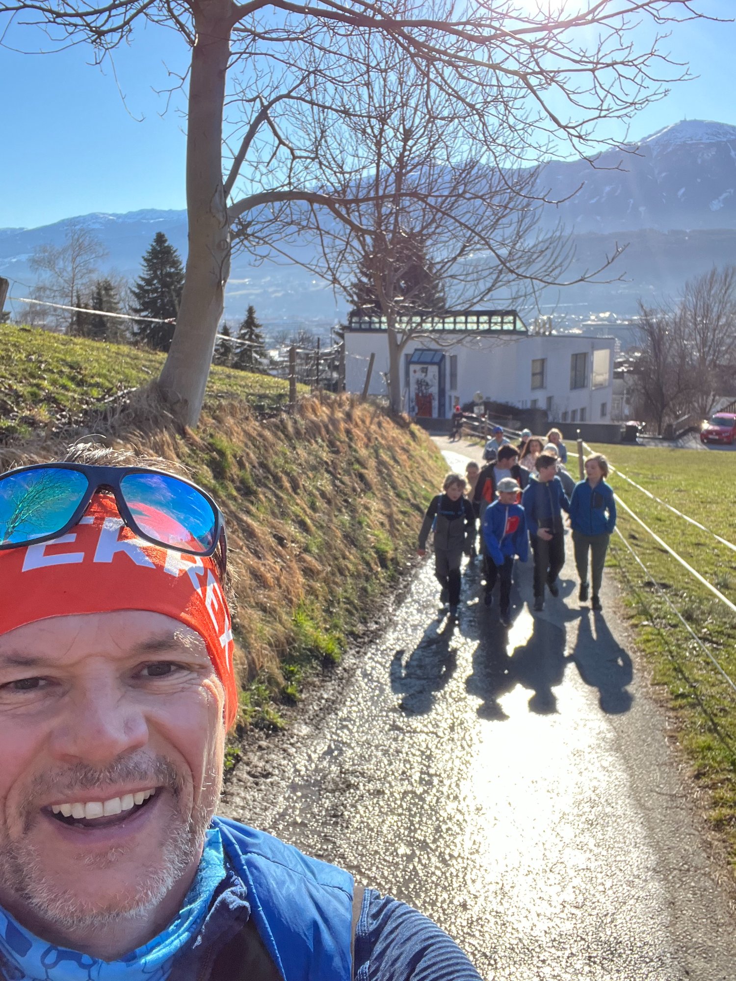 Christian Winkler mit Volksschulkindern beim Laufen in Innsbruck