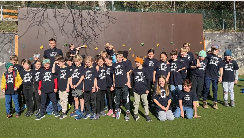 Coach Christian Winkler mit seinen Läuferinnen und Läufern der Volksschule Mariahilf